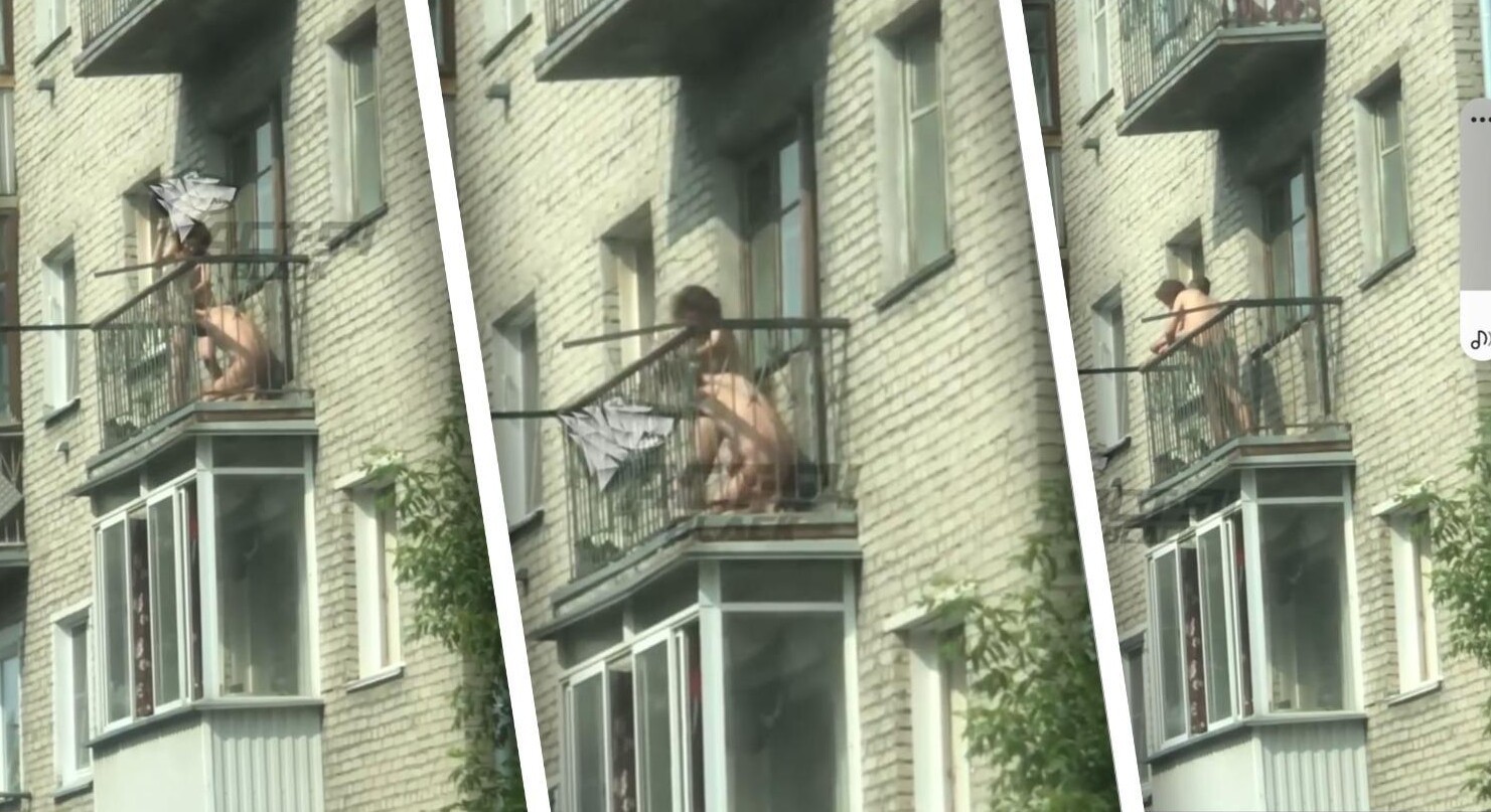мужик выходит на балкон голым фото 6