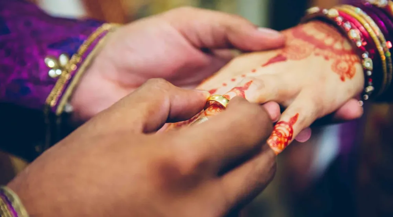 Обманутый индус устроил свадьбу жене и ее любовнику