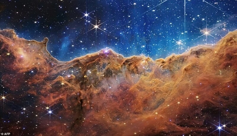 «Космические скалы» в туманности Киля