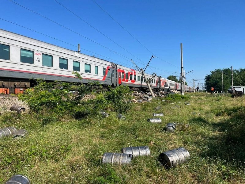 В Северной Осетии столкнулись фура с пивом и пассажирский поезд Москва-Владикавказ