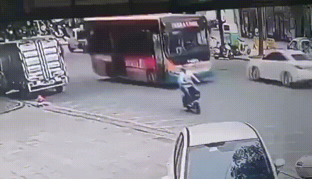 Поджали автобус с двух сторон