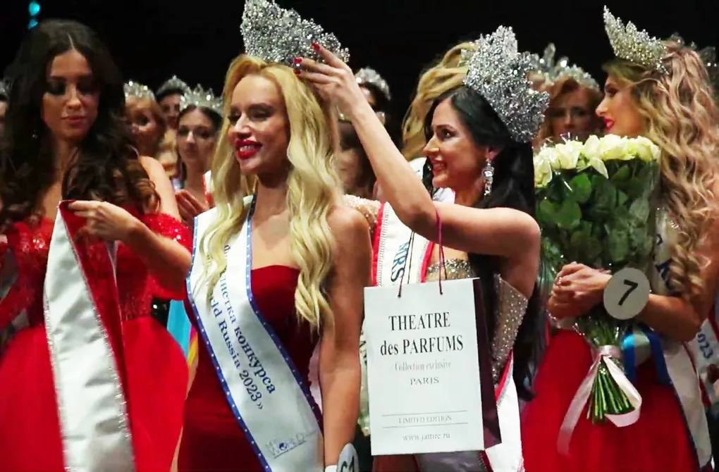 Награда победительнице конкурса красоты. Мисс Россия 2023 победительница.