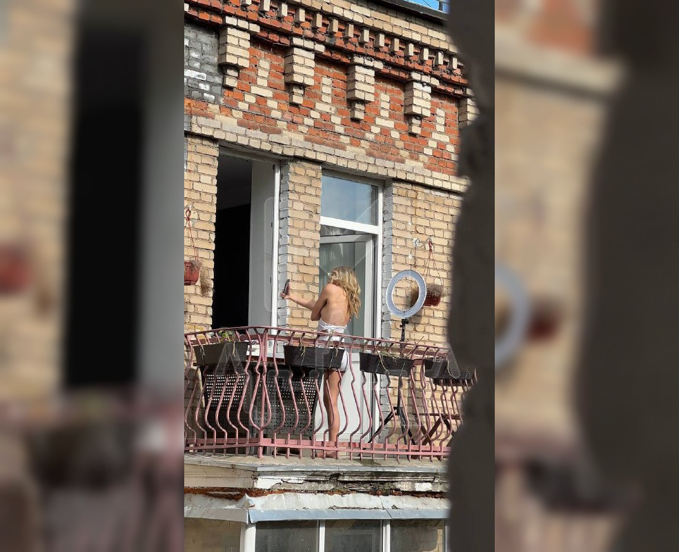 Девушка без стеснения снимает контент прямо на своём балконе