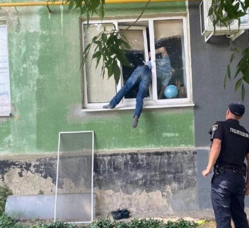 4. Украинская полиция засвидетельствовала факт застревания в текстуре окна