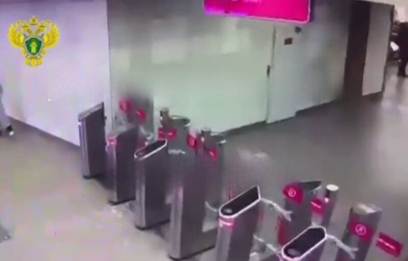 Женщина со злости разбила створку турникета в метро