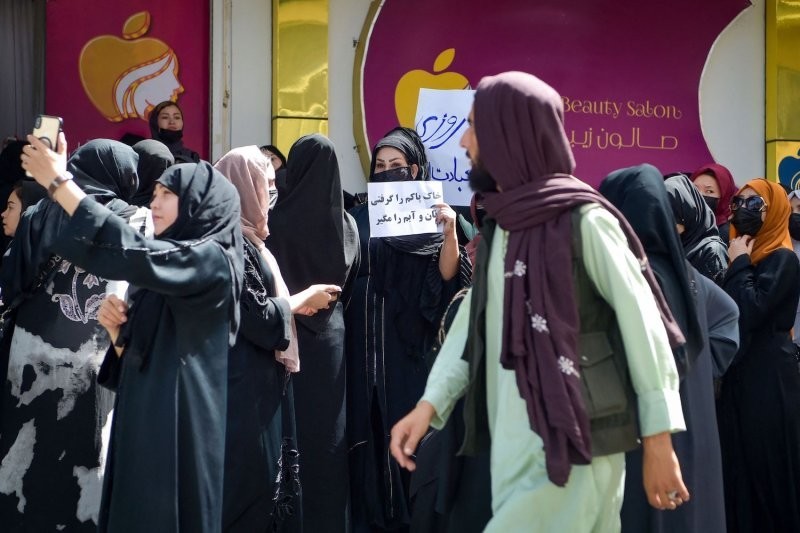 "Не отбирайте мой хлеб!": в Афганистане женщины, лишившиеся работы в салонах красоты, вышли на митинг