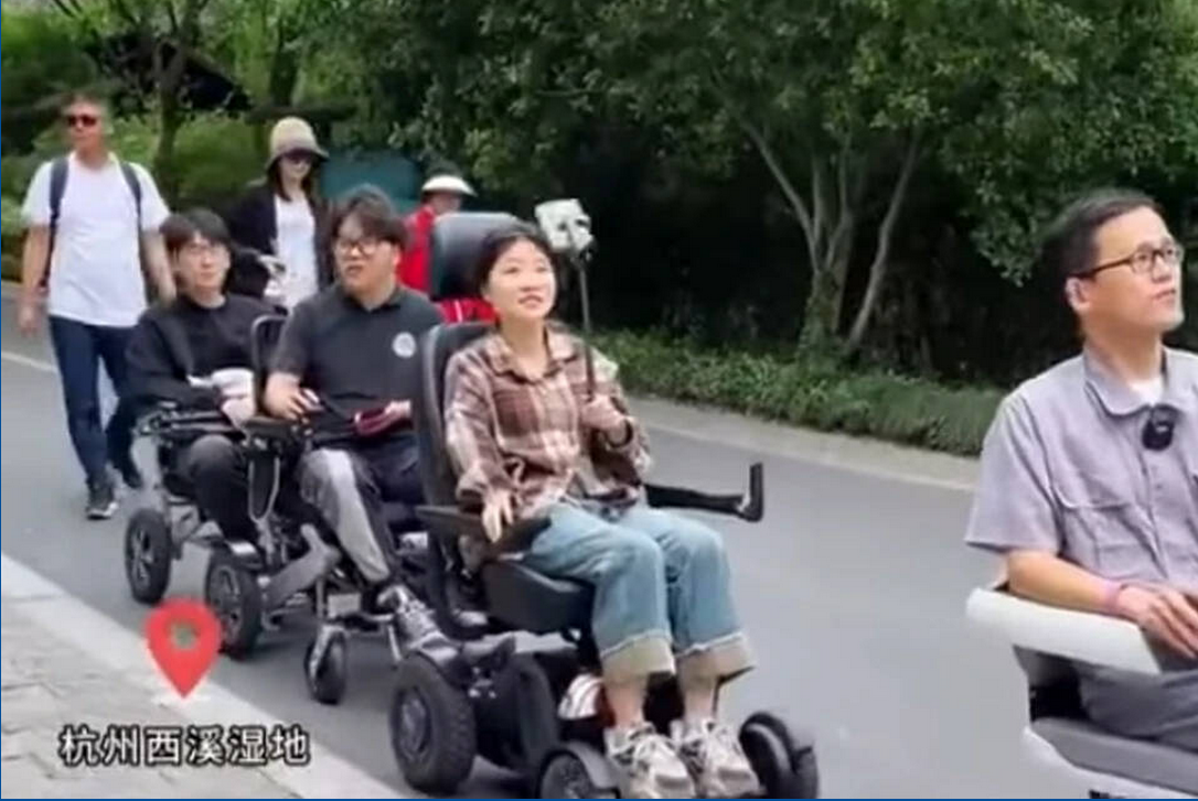 Жители Китая начали использовать электрические инвалидные коляски вместо самокатов