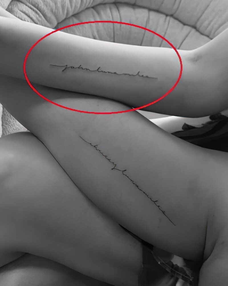 3. Крисси Тейген сделала татуировку с именем своего мужа Джона Ледженда на предплечье. Вдоль татуировки, которую она сделала еще в 2019 году, указаны имена двух их старших детей, Луны и Майлза