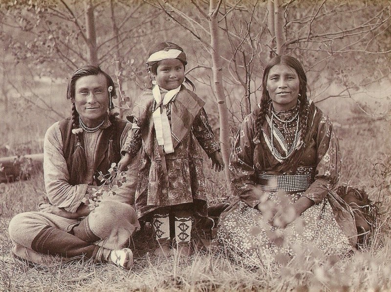 2. Самсон Бивер с женой Лией и их дочерью Фрэнсис Луизой из племени Стони, 1907 год