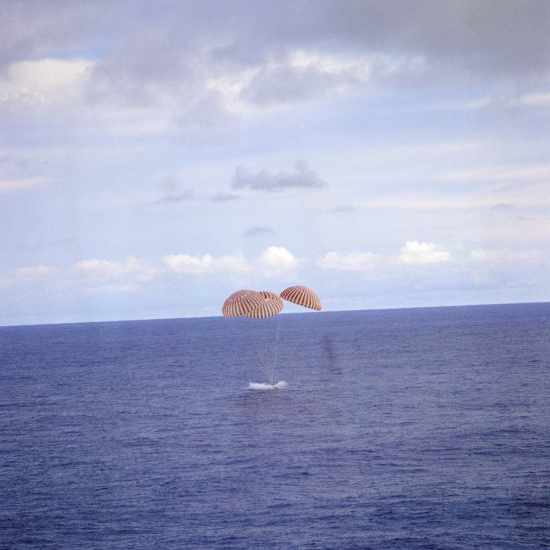 42. Приводнение Аполлона-13 в южной части Тихого океана,17 апреля 1970 года