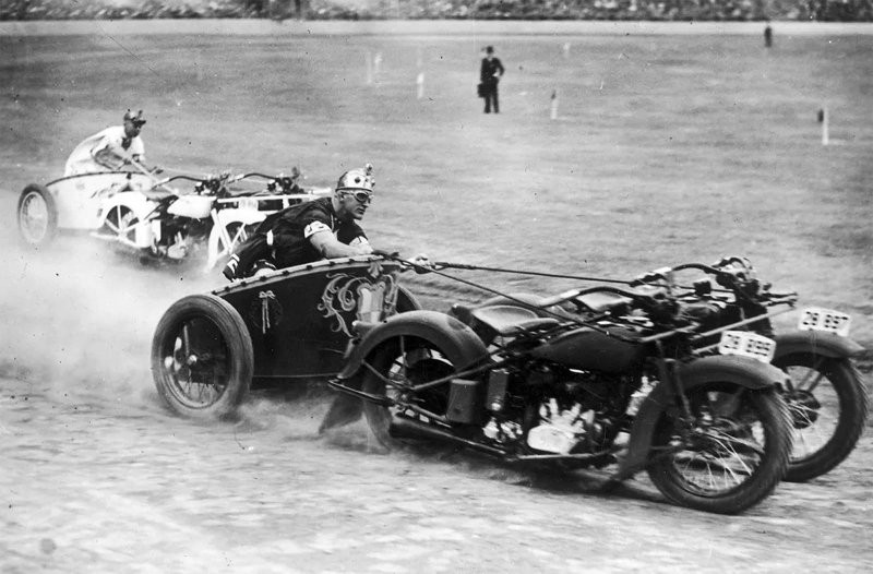 14. Мотоколесницы на карнавале в Новом Южном Уэльсе, 1936 год