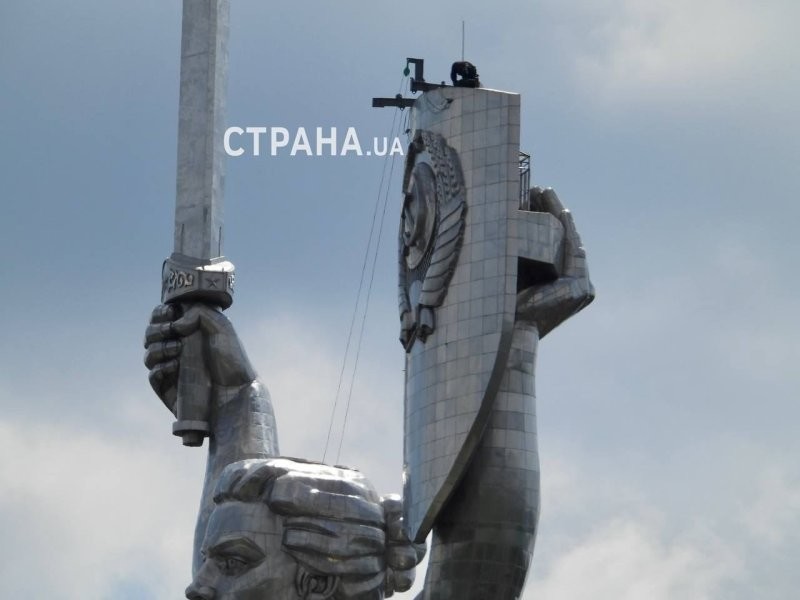 В Киеве начались работы по демонтажу герба СССР со статуи «Родина-мать». Кадры публикует издание «Страна».