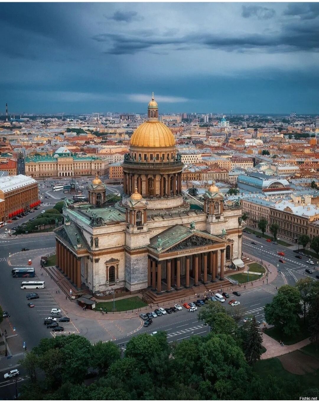 Петербург расположен. Исаа́киевский собо́р Питер. Санкт-Петербург Исаковски сабор. Исаковский собор в Санкт Петербурге. Собор в Санкт-Петербурге Исаакиевский собор.