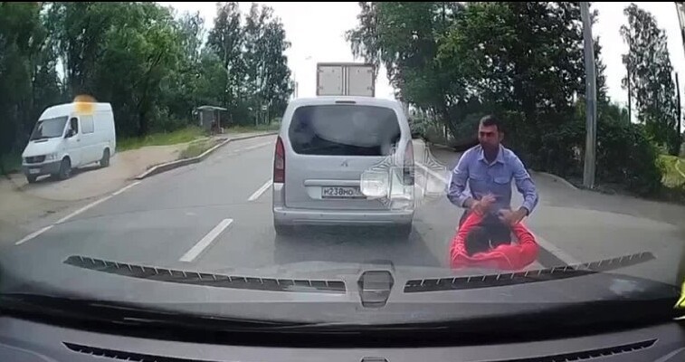 В Новосибирске мужчина эпично был сбит машиной, а потом его переломанного оттащил от дороги товарищ