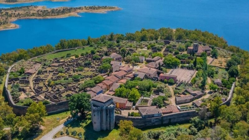 Эпичная крепость в Испании, превратившаяся в призрачную