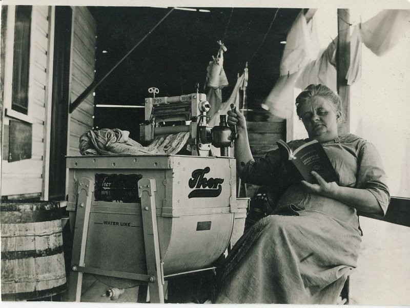 2. Первая электрическая стиральная машина, Итонвилл, штат Вашингтон, приблизительно 1910 год