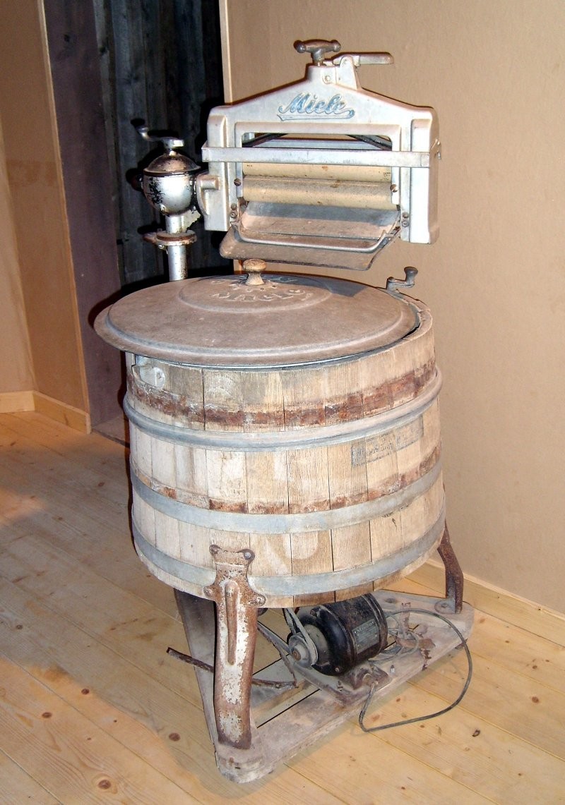 14. Джеймс Кинг изобрел и запатентовал первую стиральную машину с вращающимся барабаном