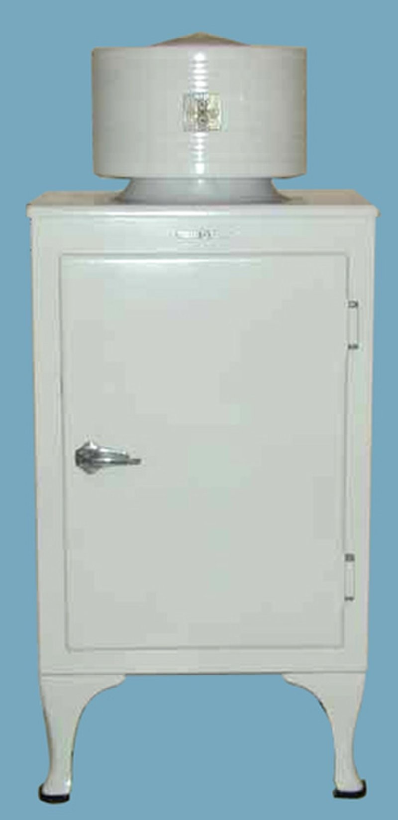 16. Первым холодильником, получившим широкое распространение, была модель Monitor-Top фирмы General Electric 1927 года