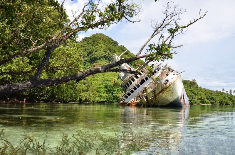 Заброшенный круизный лайнер у берегов райских Соломоновых островов