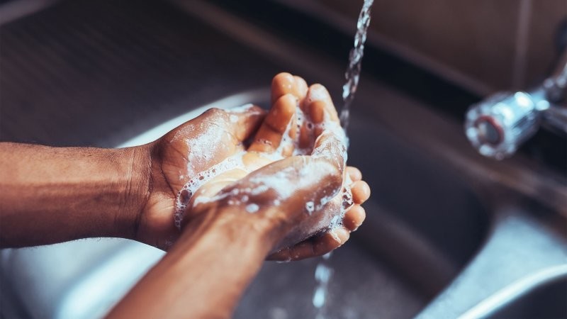 Что означает рука руку моет?