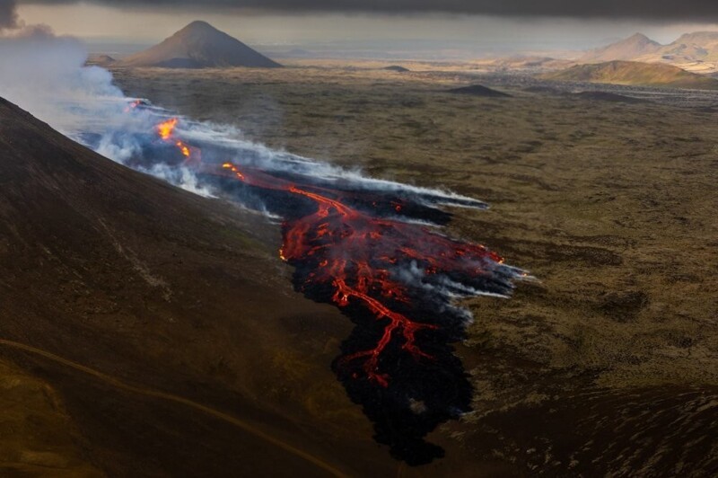 Видно из космоса: посмотрите, как извергается новый «бэби-вулкан» в Исландии