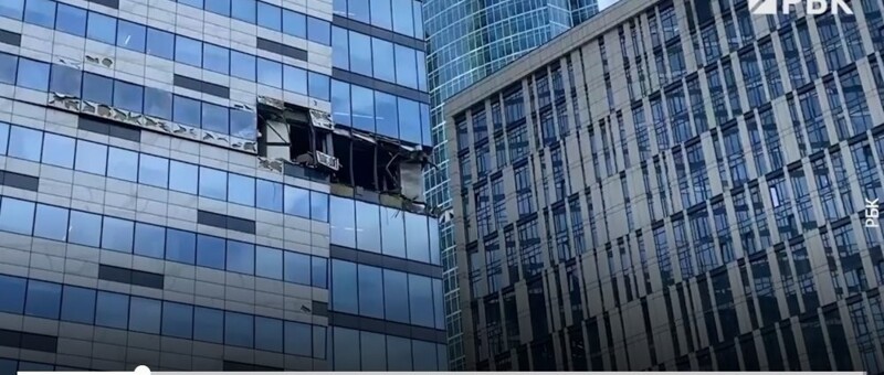 По данным ТАСС, в результате взрыва на уровне пятого-шестого этажей здания «нарушено остекление». 112 передавал, что БПЛА врезался в районе шестого-седьмого этажей.