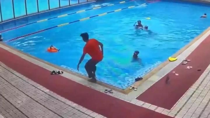 Инцидент в бассейне berlin kaulsdorf там. Мировому судье судебного участка. Мальчик и девочка купаются в бассейне. Листовки в николаеве. Берлин под водой.