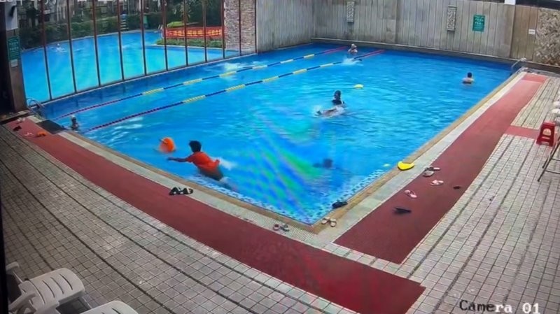 Парень спас девочку, которая чуть не захлебнулась в бассейне