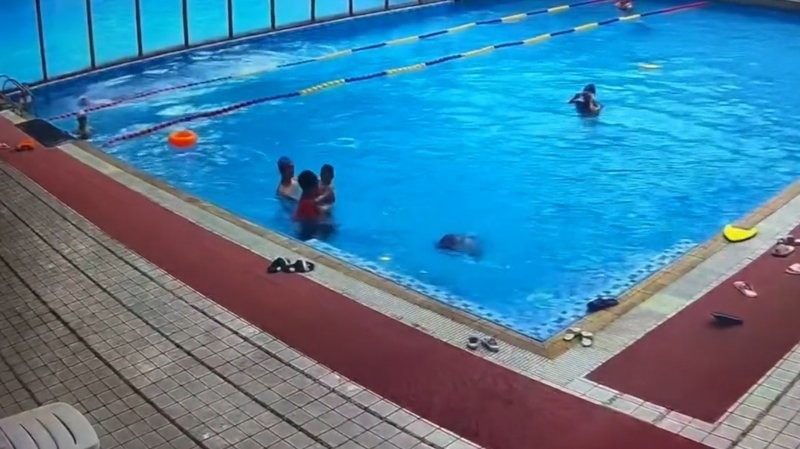 Парень спас девочку, которая чуть не захлебнулась в бассейне