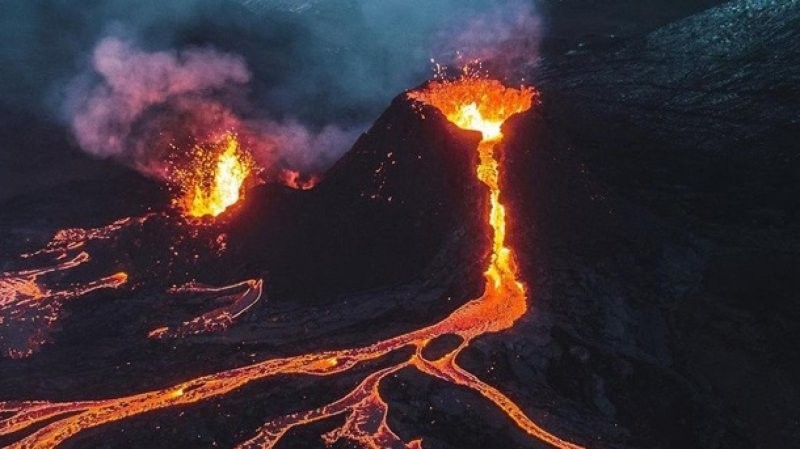 Это того стоило: фотограф сжёг дрон ради эффектных кадров извержения вулкана в Исландии