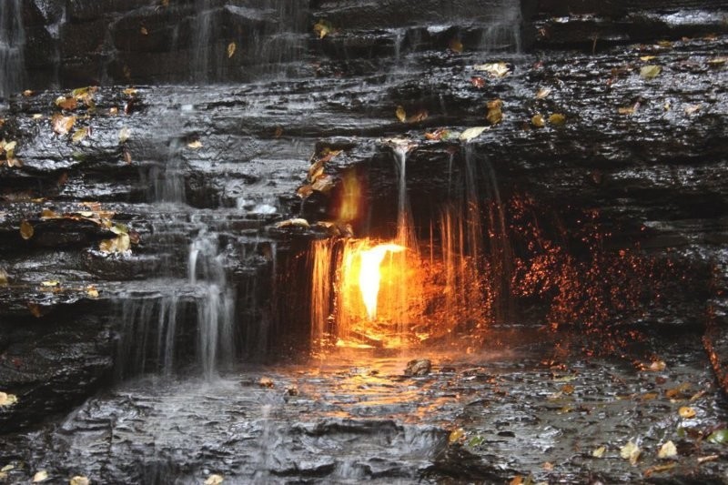 Живое пламя водопада