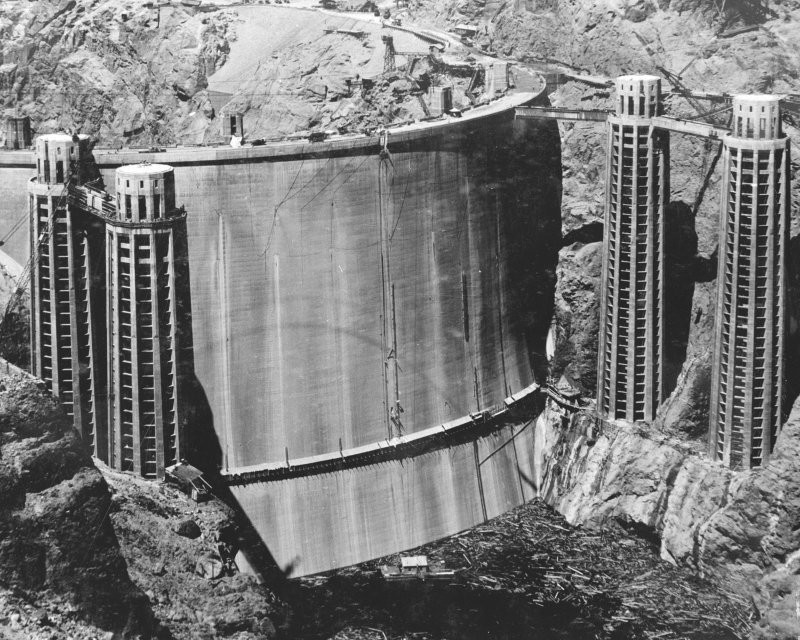 20. Редкий снимок задней части плотины Гувера до того, как она была скрыта водой, 1936 год