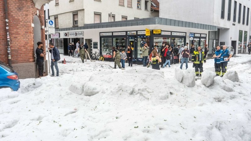 "Блиц-зима" в августе: в немецком городе выпало аномальное количество града