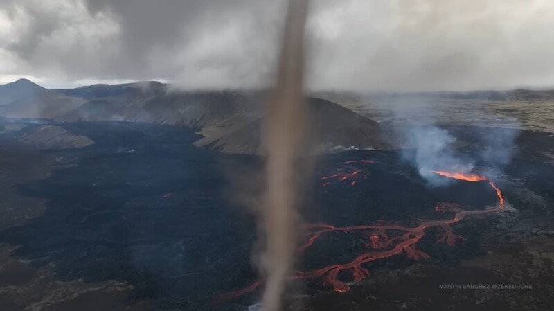 Новый вулкан в Исландии "извергает" торнадо