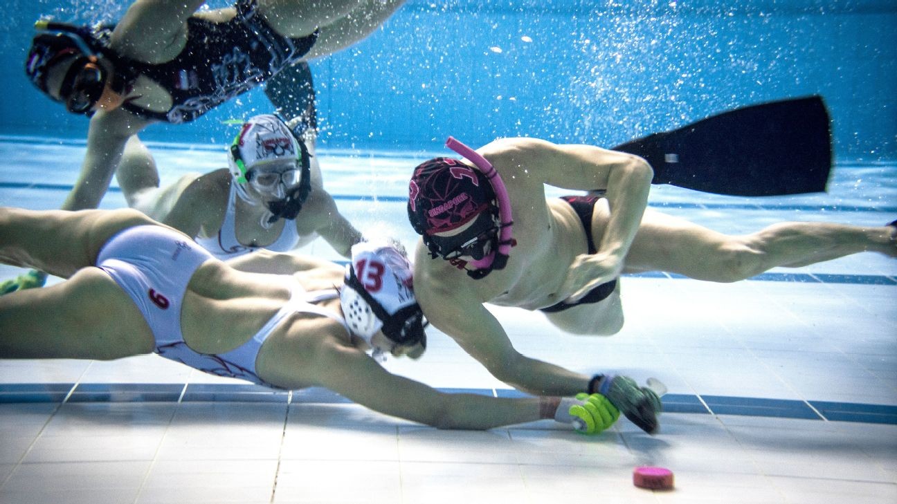 Хоккей купание. Хоккей под водой вид спорта. Подводный хоккей это вид спорта. Самые необычные виды спорта.