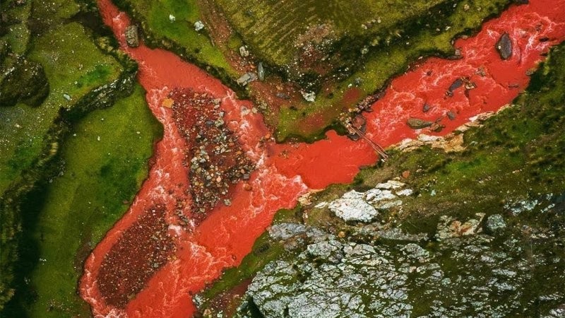 Причудливая река в Перу, которая каждую зиму становится "кровавой"