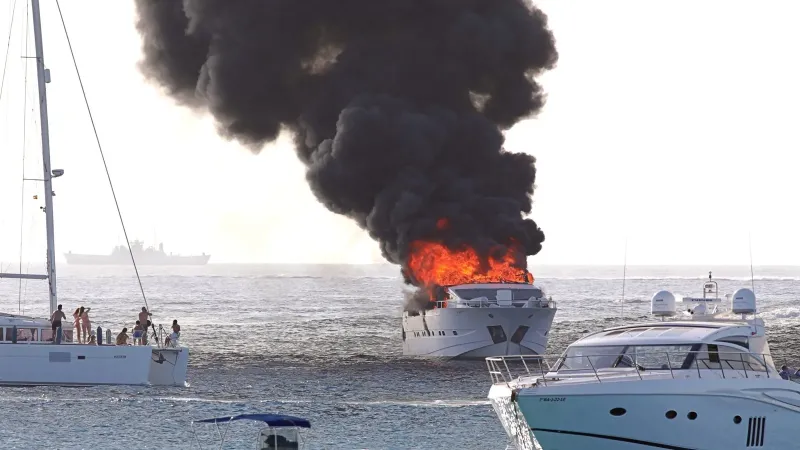 Яхта эксцентричного игрока в покер сгорела в Средиземном море