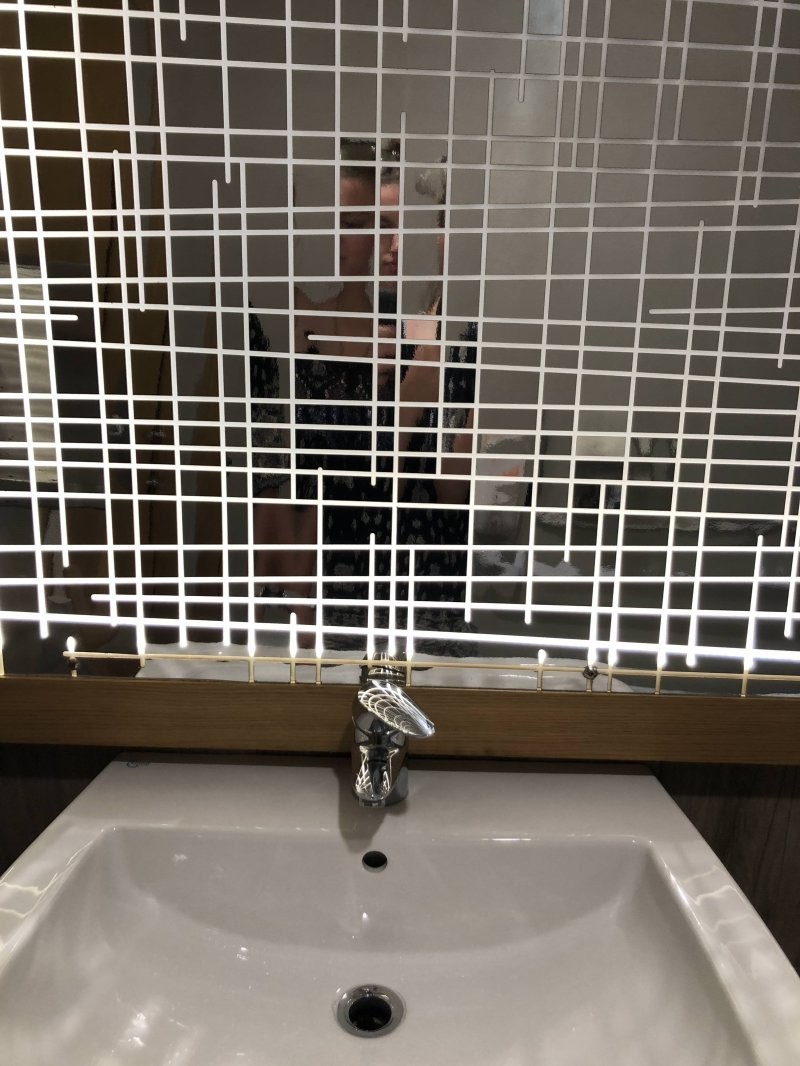 37. Зеркало туалетной комнаты в итальянском баре