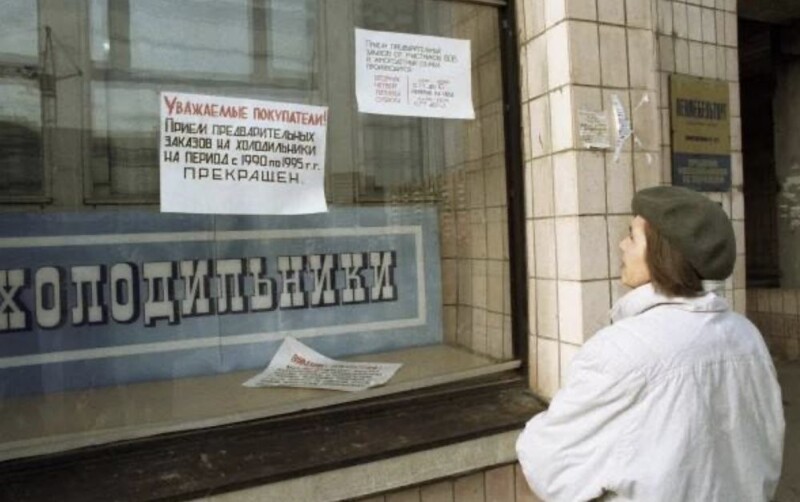 6. Желающая, но не имеющая возможности купить холодильник женщина. Москва, 1990 год 