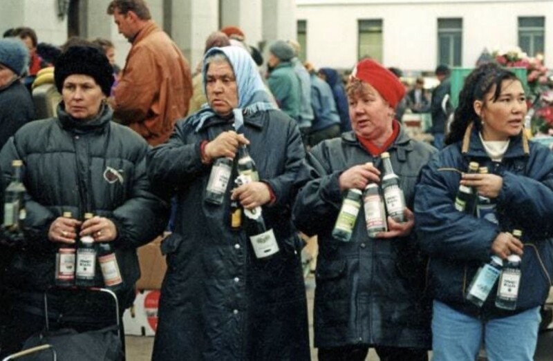 1. Продажа алкогольной продукции с рук у Ярославского вокзала. Москва, 1992 год 