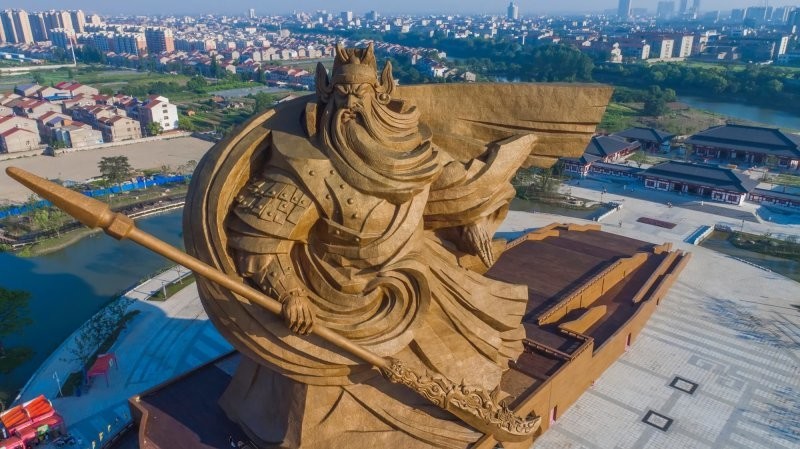 13. Статуя бога-воина Гуань Юя, высота 58 метров, вес 1197 тонны, Цзинчжоу