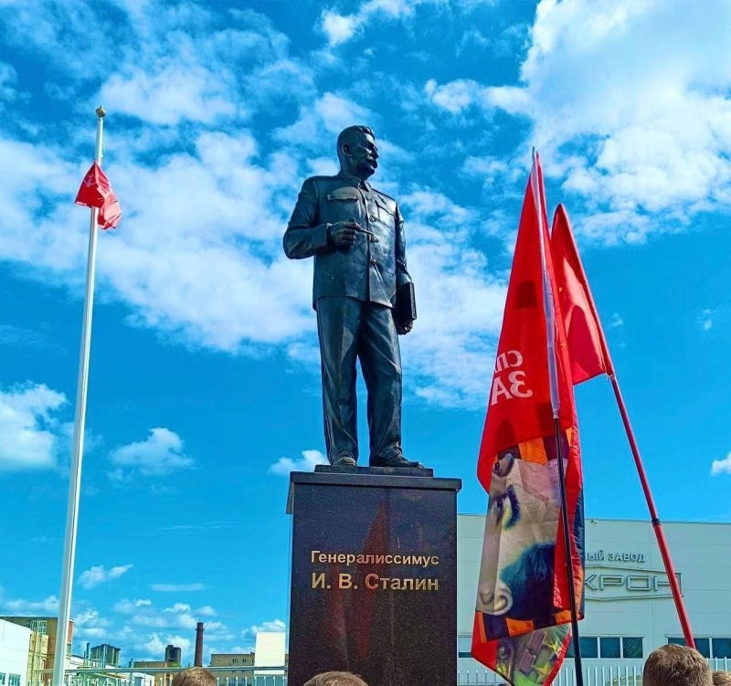 «У миллионов людей сегодня востребована фигура Сталина»: коммунисты заступились за священника, освятившего памятник вождю народов