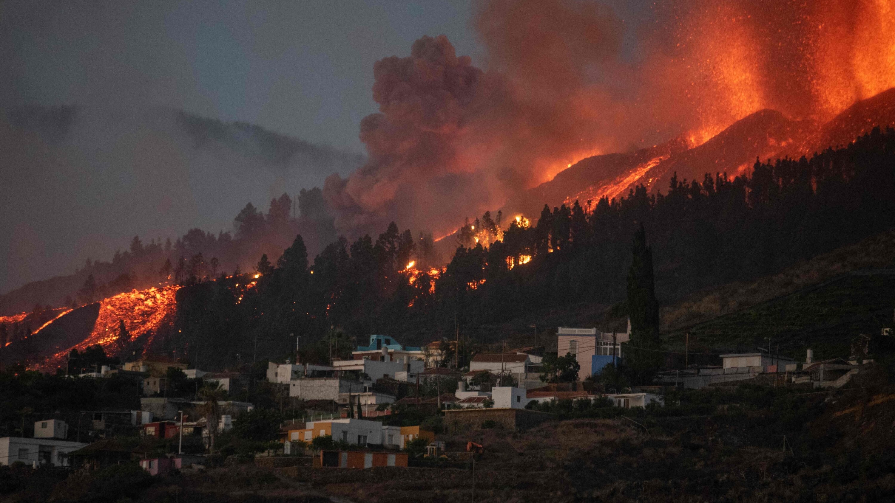 Сильнейший за 40 лет пожар уничтожает один из Канарских островов