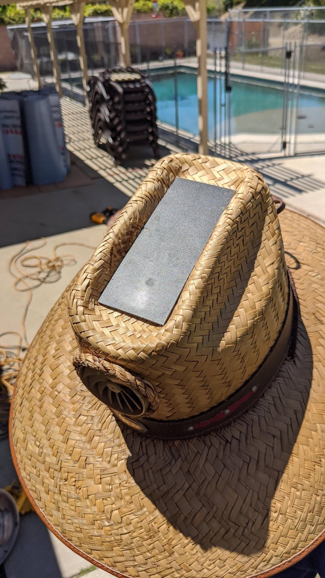 15. В этой шляпе есть солнечная панель и маленький вентилятор