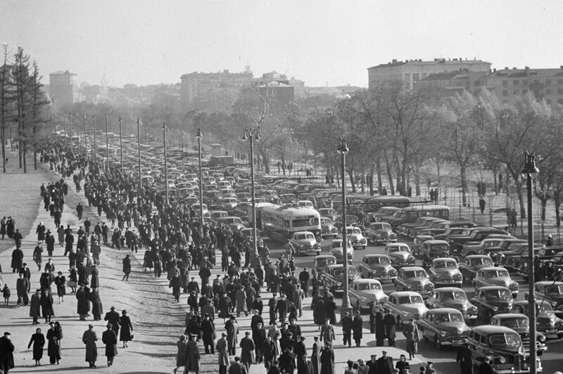 Ленинградский проспект в районе стадиона Динамо перед началом футбольного матча. 1949 год