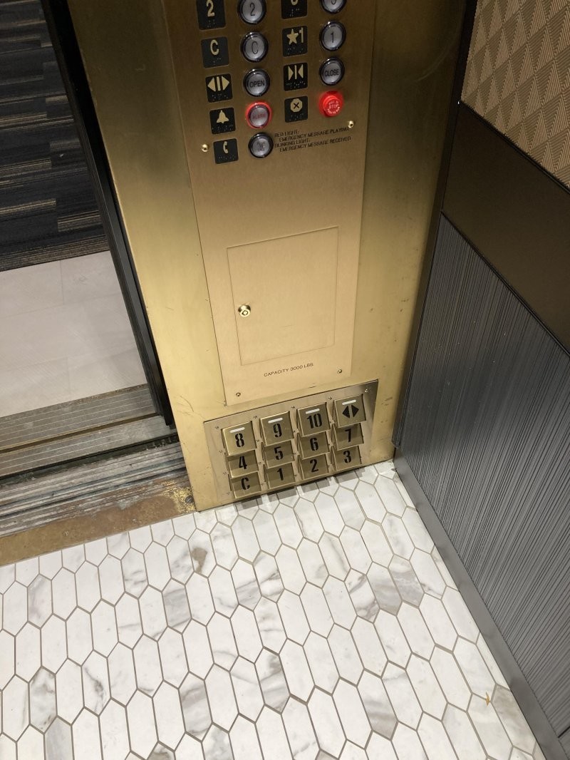 12. Лифт с кнопками для ног