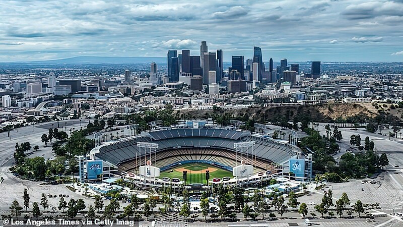 Лос-Анджелес, Калифорния: «Лос-Анджелес Доджерс» были вынуждены перенести спортивный матч, поскольку вокруг стадиона образовался огромный ров с водой