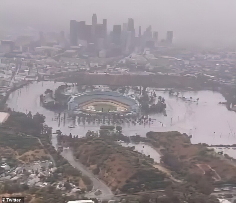 Лос-Анджелес, Калифорния: «Лос-Анджелес Доджерс» были вынуждены перенести спортивный матч, поскольку вокруг стадиона образовался огромный ров с водой