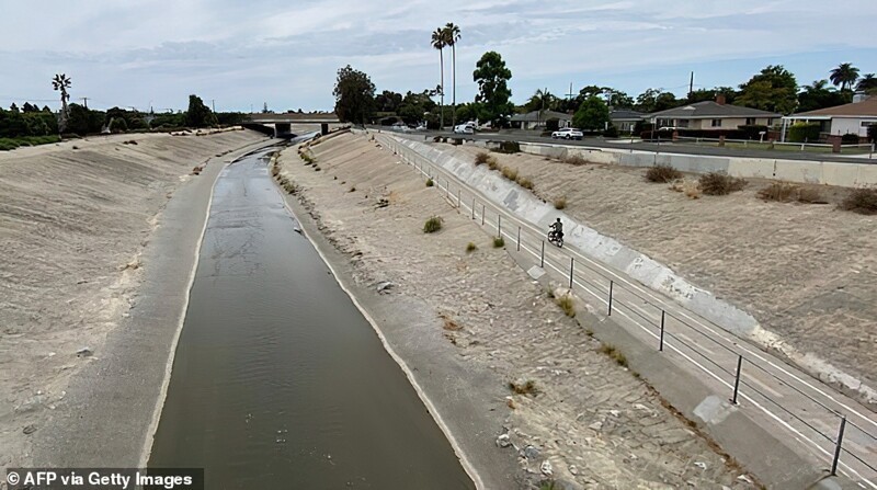 Калвер-Сити, Калифорния: произошло наводнение, река Баллона-Крик разлилась, что вызвало хаос на дорогах