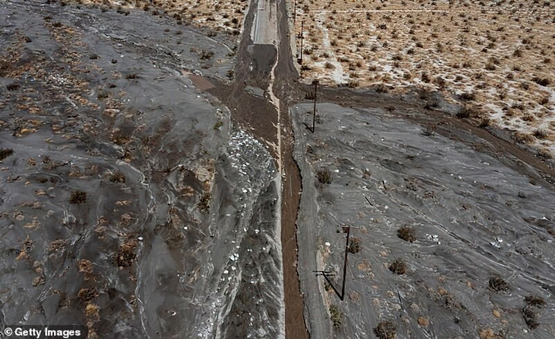 Дезерт-Хот-Спрингс, Калифорния: наводнением был разрушен участок дороги Индиан-Каньон-Роуд
